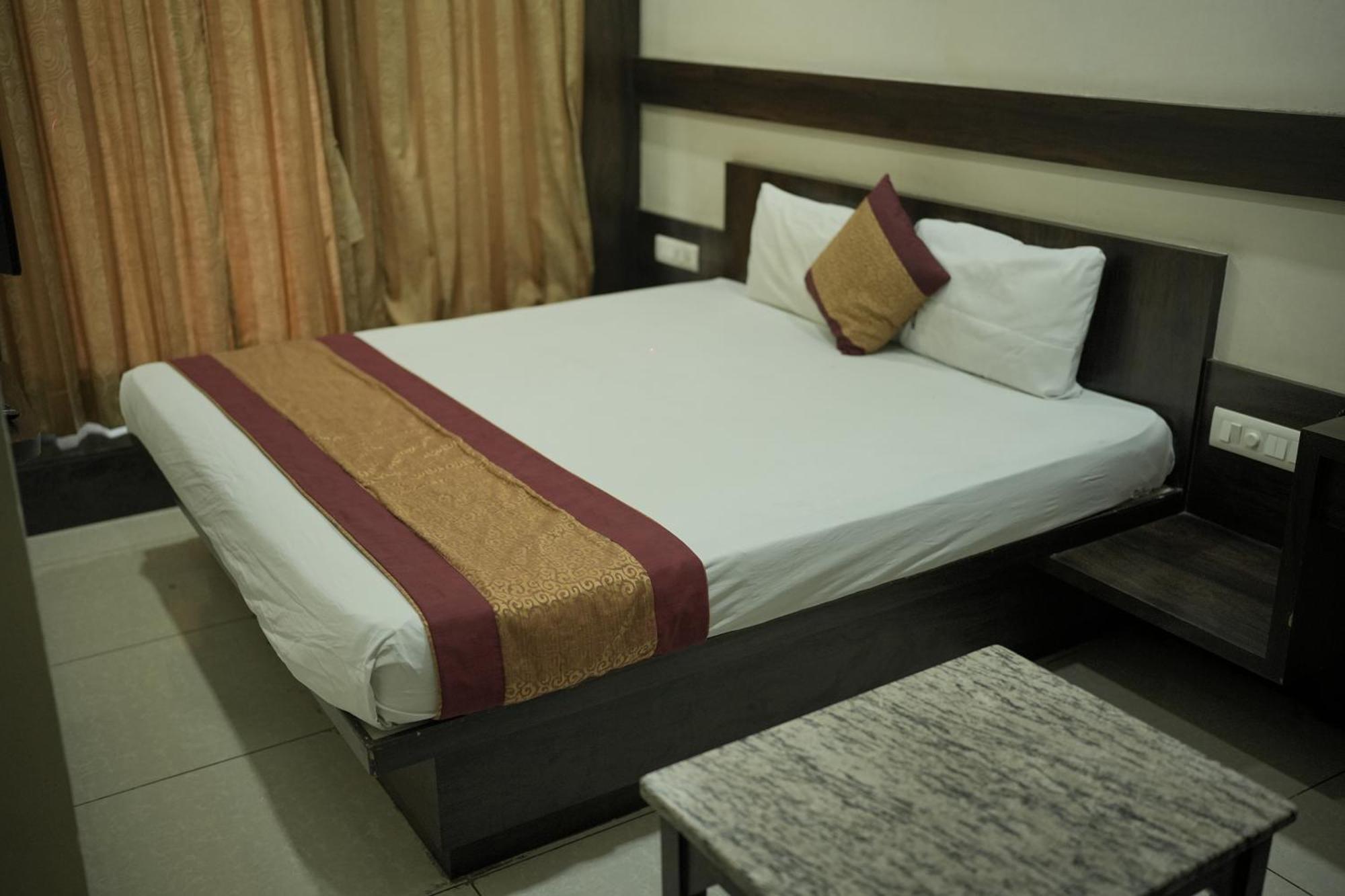 גולבארגה Atharva Hotel מראה חיצוני תמונה