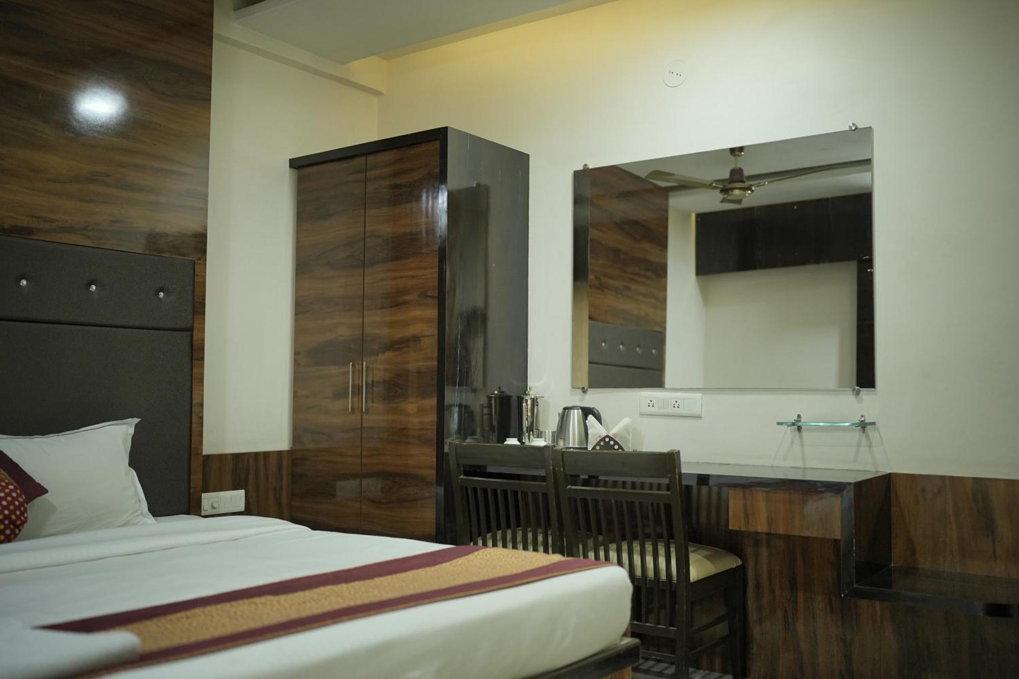 גולבארגה Atharva Hotel מראה חיצוני תמונה