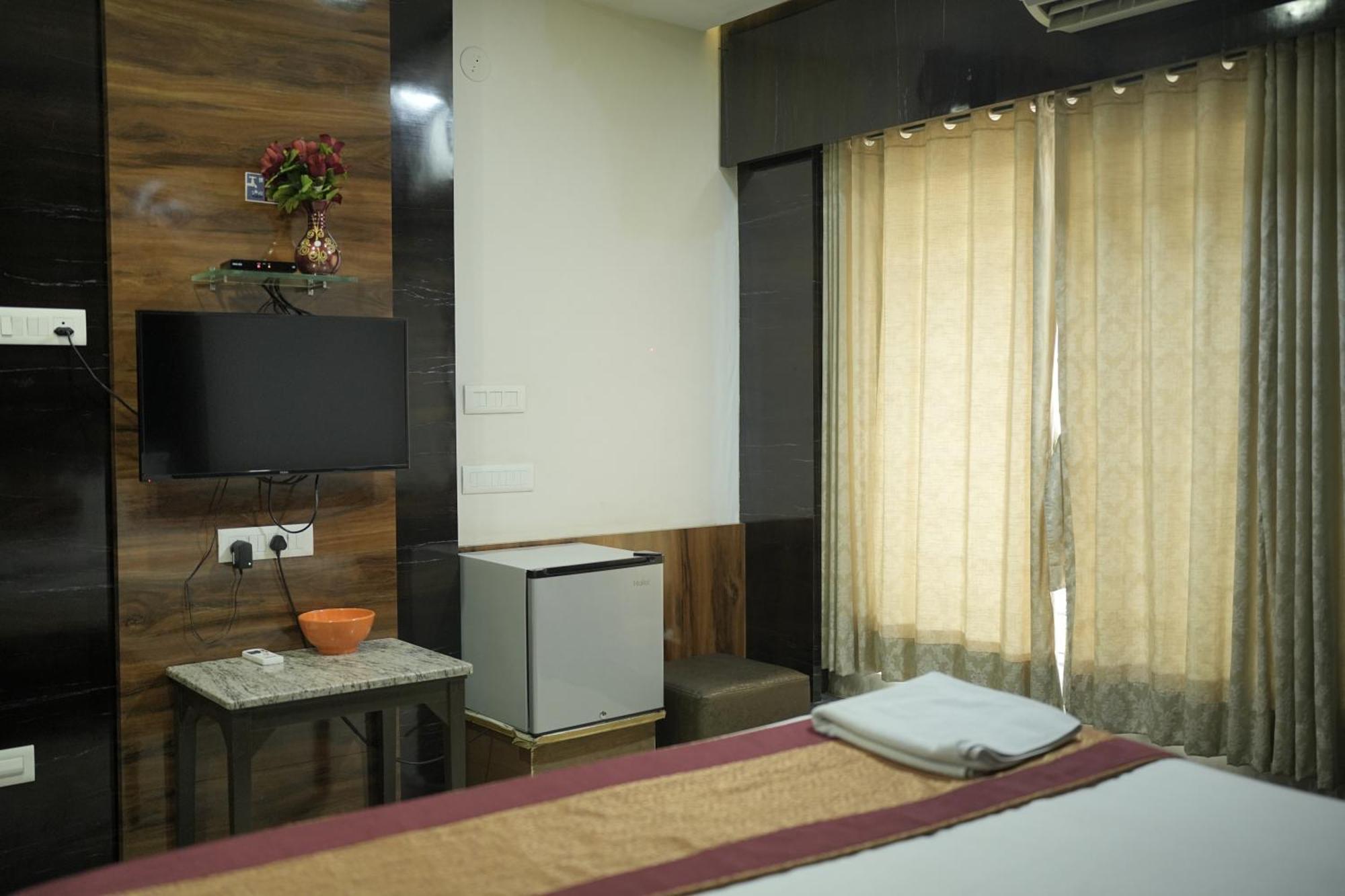 גולבארגה Atharva Hotel מראה חיצוני תמונה